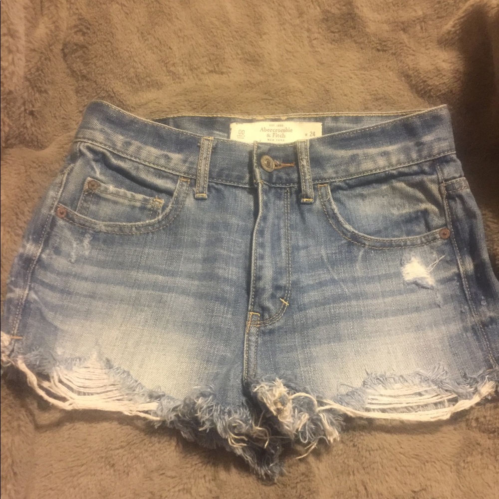 These shorts are size 00/w24 fits a teenager